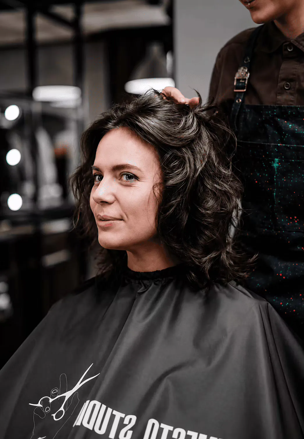 Profissional finalizando o cabelo de uma cliente